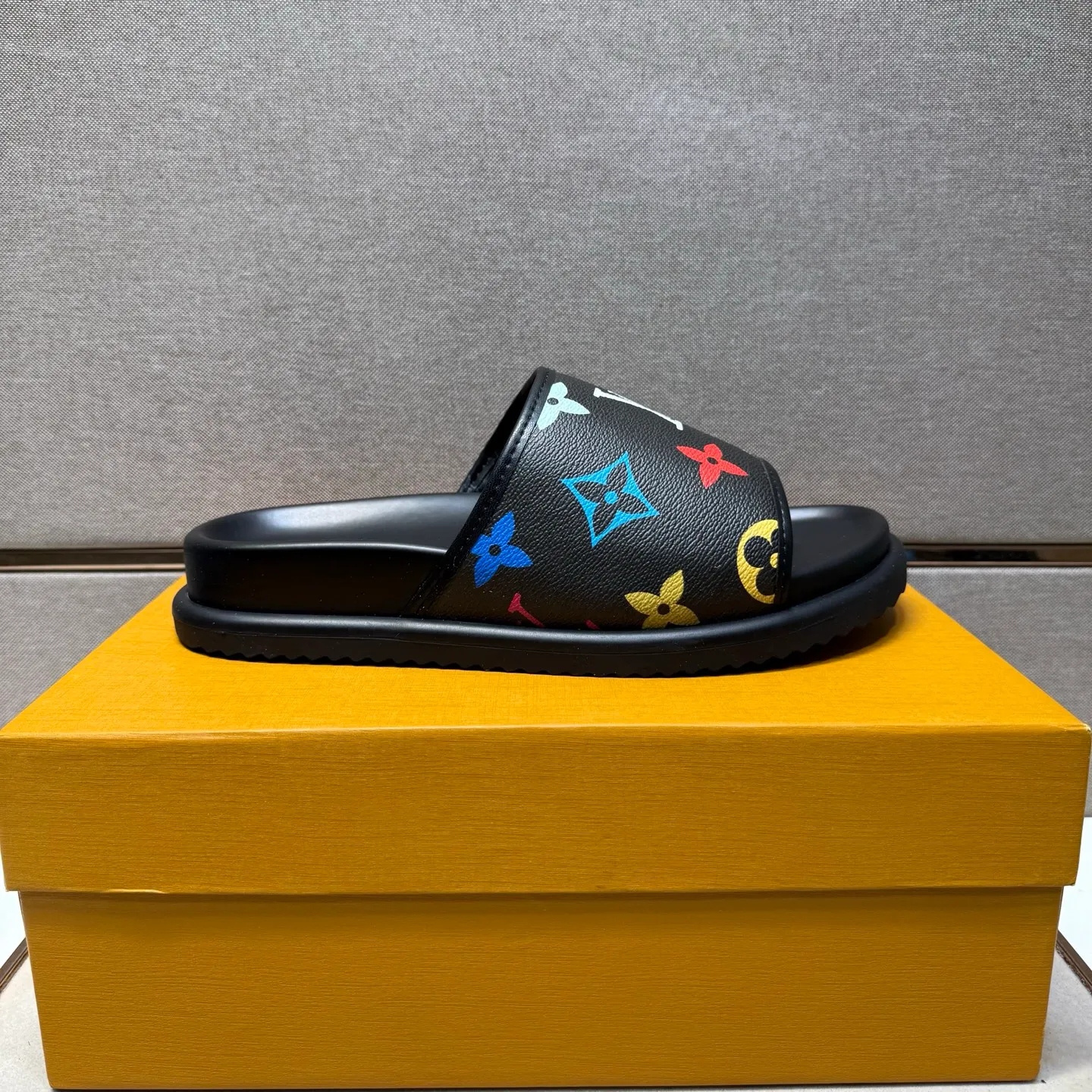 ⬛️Men's shoes 💰p320 [LV～] Men's casual slippers 2025z cabinet sales simultaneously 🔶Size: 38-44 #️⃣ 🔷2 colors🔜The upper is made of multi-material splicing➕Genuine leather lining, comfortable and breathable, sole: original comfortable and wear-resistant outsole, ⚠️Real shot📱Photographed🎬The real thing is better📢📢📢